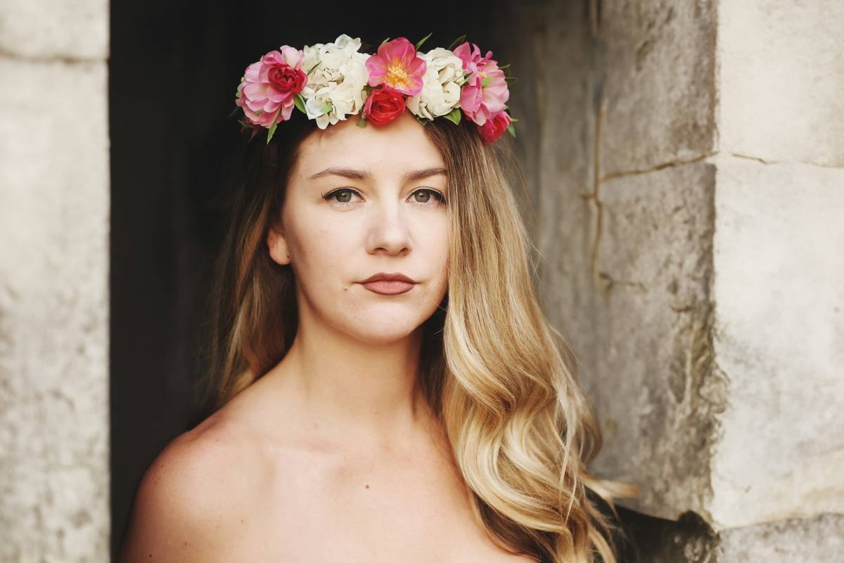 Bar chart showing 122% increase in floral hairpiece searches on Etsy and 68% of brides using them in 2023