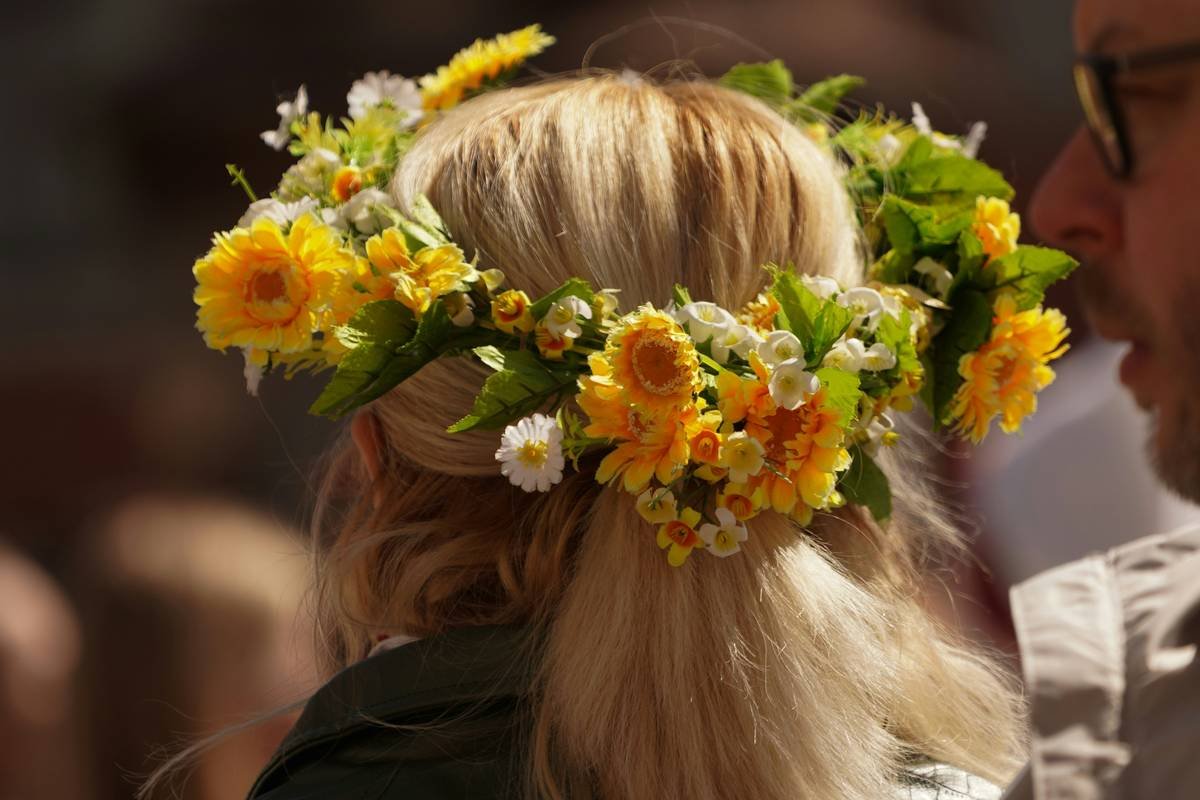 Floral Hairpieces: Your Secret Weapon for Effortless Style & Confidence