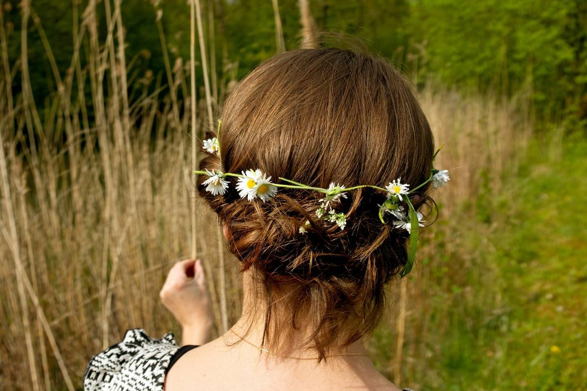 Bar chart showing 68% of Gen Z prefers modular hair accessories like add-on pendants over single-use pieces, per Mintel 2023 data